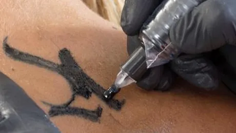Ce rişti dacă vrei să-ţi faci un tatuaj