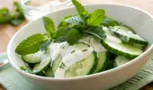 Salată răcoritoare de castraveți cu usturoi și mărar. E ideală pentru orice preparat