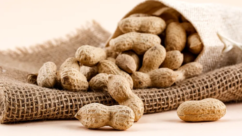 Bebelușii hrăniți devreme cu arahide au un risc mai mic de alergii. Ce arată studiile