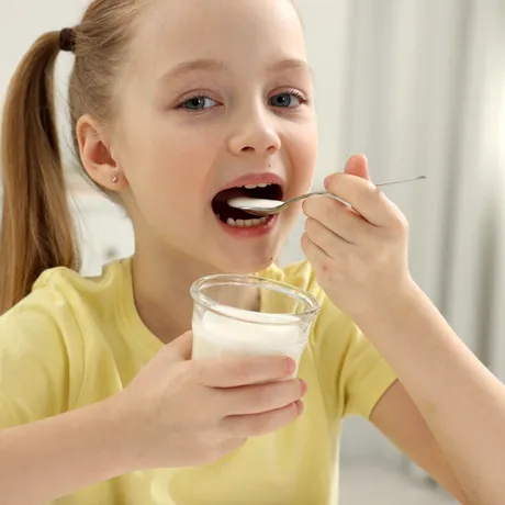 Iaurtul – beneficii dovedite în combaterea obezității infantile
