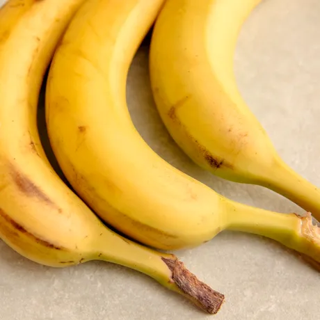 De ce nu ar trebui să mai ții bananele în bolul cu fructe. Greșeala care le face să se coacă mai repede