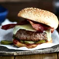 Cum să mănânci un burger fără să te murdărești! Tehnica simplă care te ajută să îl savurezi într-un mod elegant