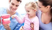 Sănătatea orală la copii – cum îi convingem să se spele corect pe dinți și ce alimente duc la formarea cariilor