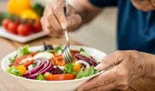 Ce mănâncă centenarii. Despre microbiom, dietă și longevitate sănătoasă