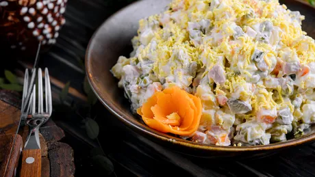 Rețeta veche de salată rusească. Se prepară destul de rapid și e un adevărat deliciu