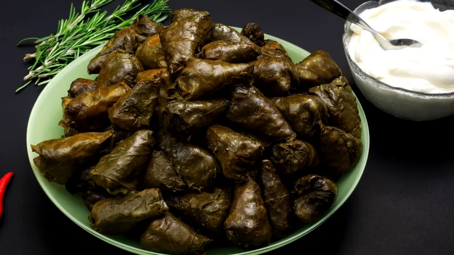 Câte frunze de viță se folosesc la 1kg de carne când faci sarmale. Raportul corect să nu-și piardă suculența