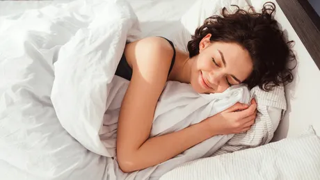 7 lucruri pe care femeile le fac înainte de culcare