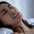 Scrâșnitul dinților afectează tot mai multe persoane. Ce riscuri ascunde bruxismul? VIDEO