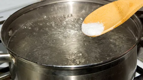 Cum să cureți corect lingurile din lemn. Așa scapi de mirosul neplăcut, grăsime și bacterii