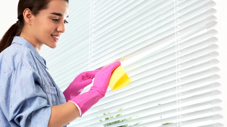 Metode rapide pentru a păstra jaluzelele curate în permanență. Ce să folosești pentru a le avea mereu impecabile