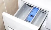 De ce rămâne apă în compartimentul de balsam de la mașina de spălat. Multe gospodine fac această greșeală