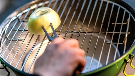 Cea mai simplă metodă de a curăța grătarul ars. Secretul care îl va face ca nou