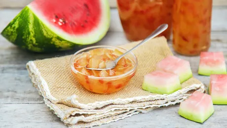 Cum să faci dulceață din coji de pepene roșu. E foarte simplu, ai nevoie de 3 ingrediente!