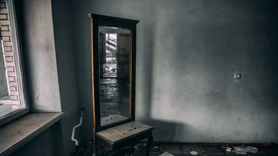 Au cumpărat o casă abandonată din 1880, iar ce au găsit în spatele unei oglinzi sparte i-a lăsat fără cuvinte!