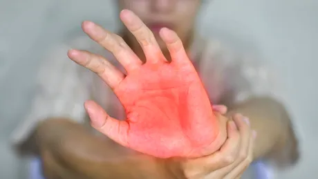 Bolile reumatice afectează peste 3% din populația României. Pacient: Nu există loc în care să nu îmi iau boala cu mine: la muncă, acasă sau în vacanță