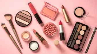 Cream blush, cream bronzer și cream highlighter: de ce produsele cremoase domină machiajul