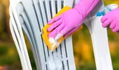 Cum să cureți scaunele albe din plastic. Le poți ține toată vara în curte, fără grija petelor