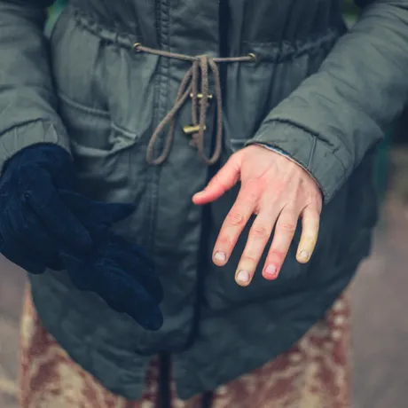5 semne pe care ți le dă corpul când ai sensibilitate la frig. Atenție la culoarea degetelor!