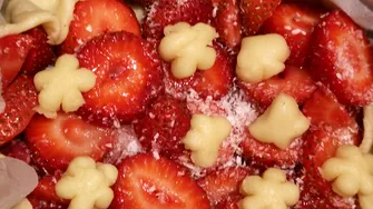 Plăcintuță cu căpșuni – desertul ideal pentru toată familia