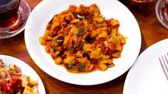 Cum prepari zacusca turcească? Ingredientul care o face diferită de cea românească