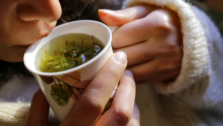 Ceaiul pe care toate femeile trebuie să îl bea la menopauză