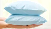 Cum îți împrospătezi pernele fără să le speli. Un truc simplu care elimină mirosurile și le face din nou pufoase