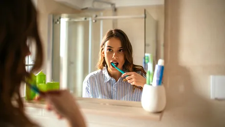 Spălatul pe dinți dimineața sau seara? Când este cel mai important?