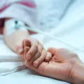 Un băiat de 3 ani cu cancer hepatic și metastaze a intrat în remisie după două doze de terapie experimentală
