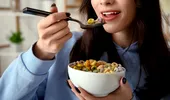 Vârfurile glicemice duc la rezistență la insulină: de ce cerealele dulci cu lapte și suc de portocale nu sunt alegerea ideală la micul dejun / VIDEO