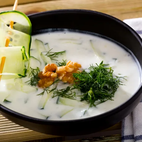 Ciorba bulgărească de vară cu castraveți. Un adevărat deliciu în zilele de vară! Se prepară și rapid