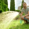 Greșeala pe care mulți o fac când udă gazonul vara! Ora la care iarba absoarbe cel mai bine apa