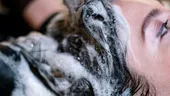 Șamponul: în ce cantitate trebuie să-l folosești și cum să te speli corect pe cap