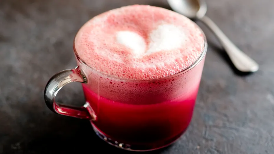 Rețetă de latte de sfeclă roșie: cremos, sănătos, delicios. Doar amesteci ingredientele!