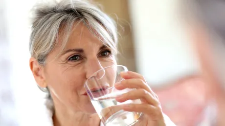 5 motive să bei un pahar cu apă imediat ce te trezești