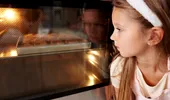 Ce înseamnă, de fapt, punctele negre de pe geamul cuptorului. Detaliul pe care aproape nimeni nu îl observă