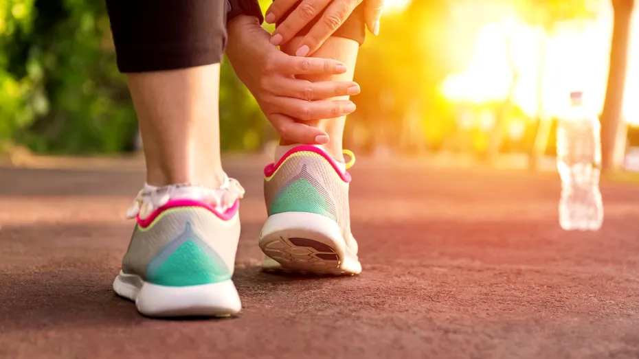 Boala gravă care poate provoca umflarea picioarelor. Ce riști dacă nu mergi la medic?