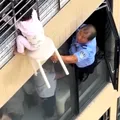 Momentul în care o fetiță de 3 ani este salvată de la etajul 12, după ce a rămas suspendată în gol. Cum au reușit vecinii să o salveze? VIDEO