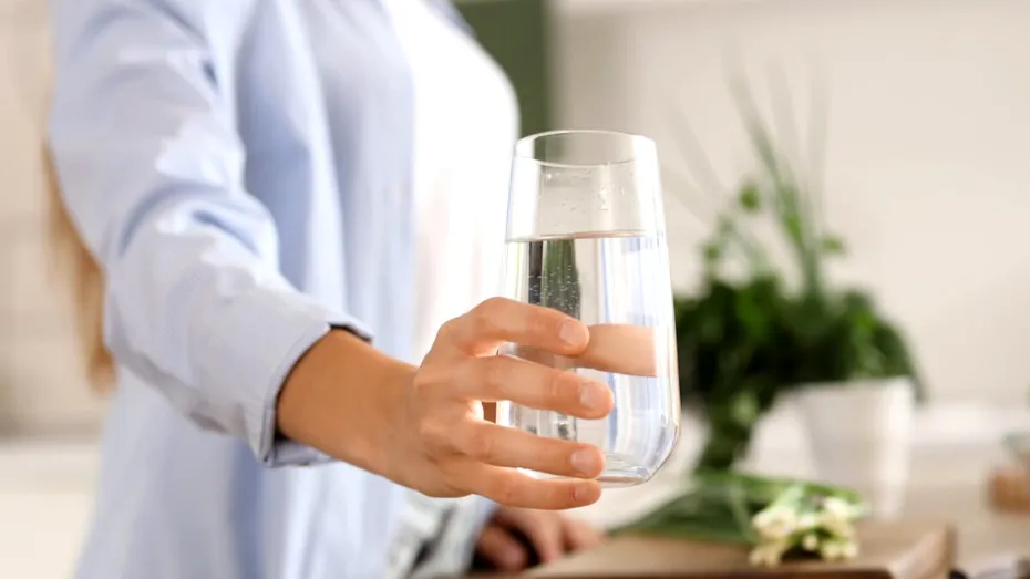 Mai multă apă, rezultate mai bune: cum crește aportul de apă eficiența dietei tale