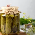 Murături în saramură vs. murături în oțet. Care este diferența dintre cele două metode și ce se întâmplă în borcan