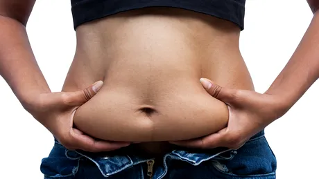 Grăsimea de pe abdomen – 10 trucuri să scapi de ea
