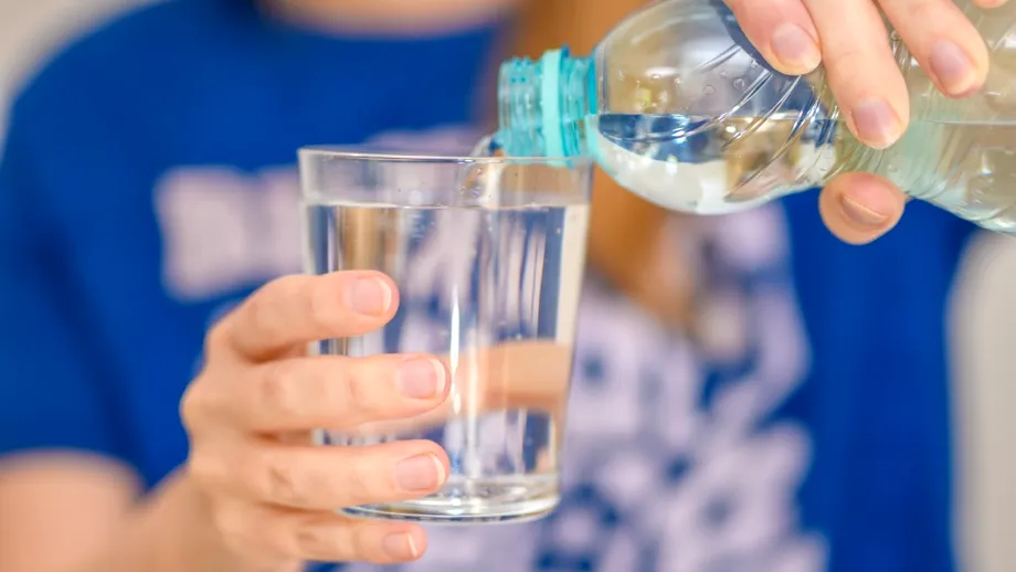 Apă alcalină, cu electroliți sau de la robinet – care este cu adevărat mai sănătoasă?