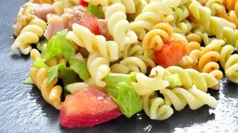Rețetă salată rece de paste! Aromată, sățioasă și merge la orice masă!