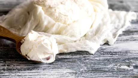 Brânză cremoasă delicioasă în doar 40 de minute! Secretul stă într-o lămâie