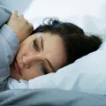 De ce plângi în somn? Ce poate ascunde acest fenomen și când ar trebui să fii atent