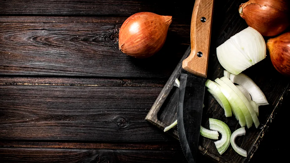 Cum să tai o ceapă fără să plângi: Trucuri eficiente de aplicat în orice bucătărie