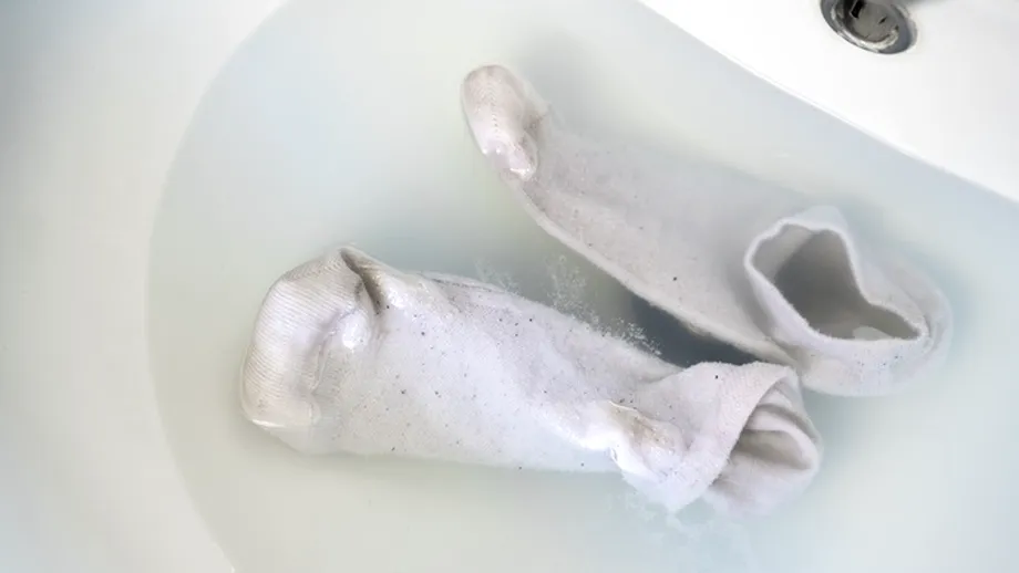 Ingredientul natural cu care albești șosetele într-o oră. Nu trebuie să folosești bicarbonat de sodiu!