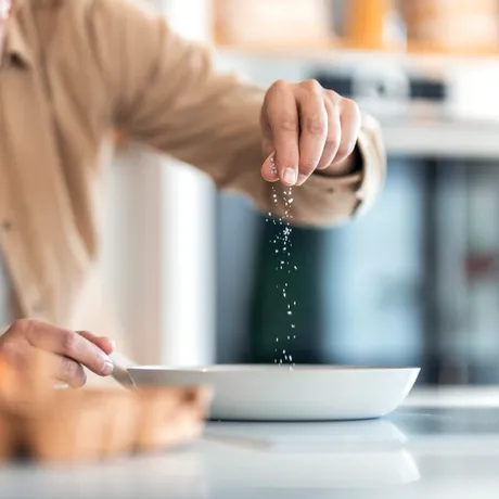Sarea, dușmanul tăcut din farfurie. Consumul zilnic ne pune inima în PERICOL / VIDEO