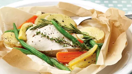 Cum se prepară puiul „en papillote” acasă. Iese fraged și suculent, la fel ca la restaurant!
