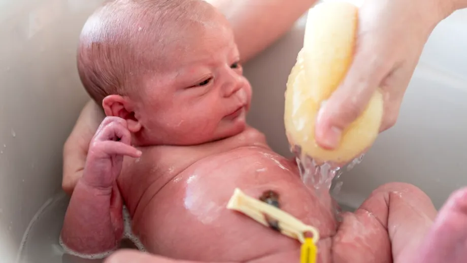 Clamparea întârziată a cordonului ombilical reduce cu 50% riscul de deces în rândul bebelușilor născuți prematur