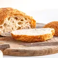 Trucul simplu care păstrează pâinea proaspătă mai mult timp. Ingredientul surprinzător pe care trebuie să-l folosești